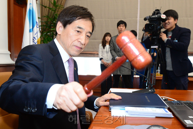 이주열 한국은행 총재가 12일 서울 중구 한국은행 본관에서 열린 금융통화정책위원회에서 의사봉을 두드리고 있다. 박현구 기자phko@heraldcorp.com 2015.03.12