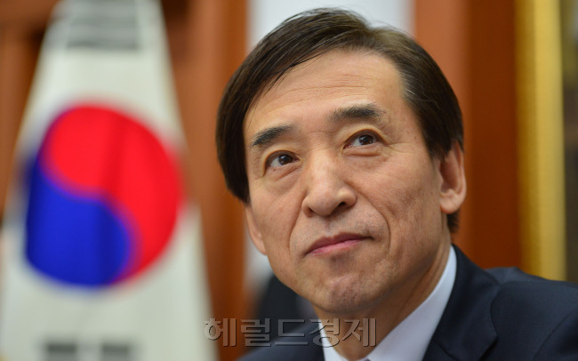 이주열 한국은행 총재가 12일 서울 중구 한국은행 본관에서 열린 금융통화정책위원회에서 회의가 시작 되기 전 생각을 하고 있다.박현구 기자phko@heraldcorp.com 2015.03.12
이주열 한국은행 총재가 12일 서울 중구 한국은행 본관에서 열린 금융통화정책위원회에서 회의가 시작 되기 전 생각을 하고 있다.박현구 기자phko@heraldcorp.com 2015.03.12