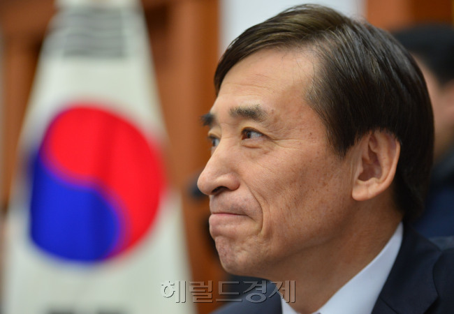 이주열 한국은행 총재가 12일 서울 중구 한국은행 본관에서 열린 금융통화정책위원회에서 회의가 시작 되기 전 생각을 하고 있다.박현구 기자phko@heraldcorp.com