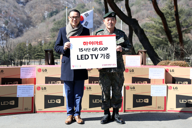 <YONHAP PHOTO-2101> 롯데하이마트, 최전방부대 국군장병에 TV 기증 (서울=연합뉴스) 롯데하이마트는 10일 강원도 화천군 육군 15사단 사령부에서 국군 장병들에게 TV를 기증했다고 11일 밝혔다. 하이마트는 이날 육군 15사단의 GP(비무장지대 소초)와 GOP(일반 전초)에 총 24대의 LED(발광다이오드) TV와 위문품을 전달했다. 2015.3.11 << 롯데하이마트 제공 >> photo@yna.co.kr/2015-03-11 19:21:43/ <저작권자 ⓒ 1980-2015 ㈜연합뉴스. 무단 전재 재배포 금지.>
<YONHAP PHOTO-2101> 롯데하이마트, 최전방부대 국군장병에 TV 기증 (서울=연합뉴스) 롯데하이마트는 10일 강원도 화천군 육군 15사단 사령부에서 국군 장병들에게 TV를 기증했다고 11일 밝혔다. 하이마트는 이날 육군 15사단의 GP(비무장지대 소초)와 GOP(일반 전초)에 총 24대의 LED(발광다이오드) TV와 위문품을 전달했다. 2015.3.11 << 롯데하이마트 제공 >> photo@yna.co.kr/2015-03-11 19:21:43/ <저작권자 ⓒ 1980-2015 ㈜연합뉴스. 무단 전재 재배포 금지.>