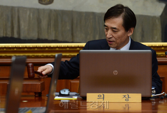 12일 오전 서울 중구 한국은행에서 열린 금융통화위원회에서 의장인 이주열 한국은행 총재가 의사봉을 두드리고 있다.박현구 기자phko@heraldcorp.com 2015.03.12