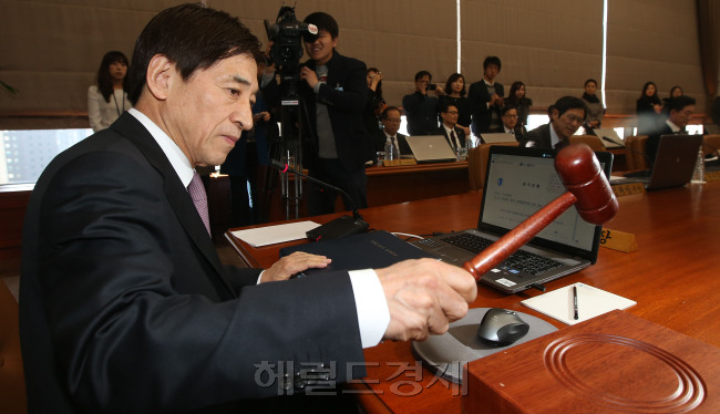 이주열 한국은행 총재가 12일 오전 서울 중구 남대문로 한국은행 본점에서 금융통화위원회 전체회의 시작을 알리는 의사봉을 두드리고 있다.박현구 기자phko@heraldcorp.com 2015.03.12
이주열 한국은행 총재가 12일 오전 서울 중구 남대문로 한국은행 본점에서 금융통화위원회 전체회의 시작을 알리는 의사봉을 두드리고 있다.박현구 기자phko@heraldcorp.com 2015.03.12