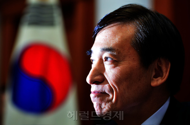 이주열 총재의 의미심장한 표정  한국은행은 12일 서울 중구 한국은행 본관에서 이주열 총재 주재로 금융통화원회 본회의를 열어 기준금리를 연2.00%에서 1.75%
로 인하했다. 시장에선 동결전망이 우세했지만, 디플레이션 우려가 나올 정도로 경기침체가 장기화되면서 금통위가 전격적으로 금리
인하를 단행했다. 박현구 기자/phko@heraldcorp.com