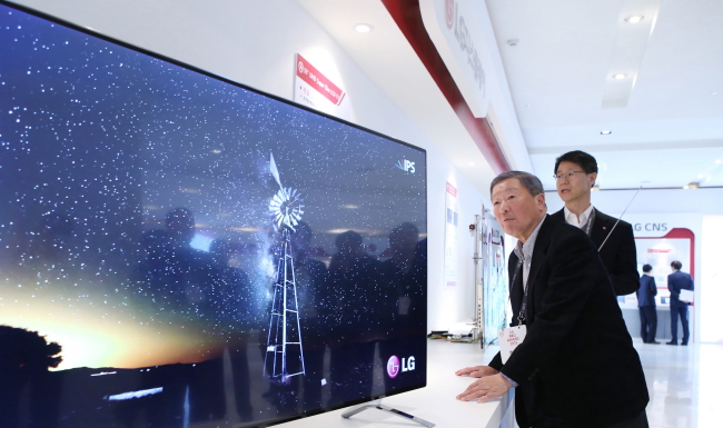 LG Group chairman Koo Bon-moo inspects LG Electronics’ Art Slim LCD TV at the group’s Seocho R&D Campus in Yangjae-dong, southern Seoul, Thursday.   LG Group