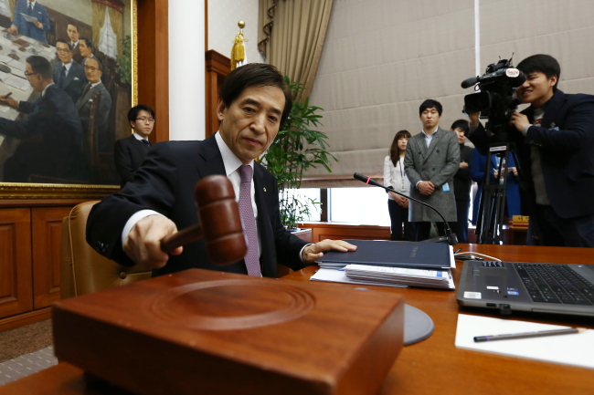 Lee Ju-yeol, governor of the Bank of Korea, starts a monetary policy meeting at the central bank’s headquarters in Seoul on Thursday.    Bloomberg