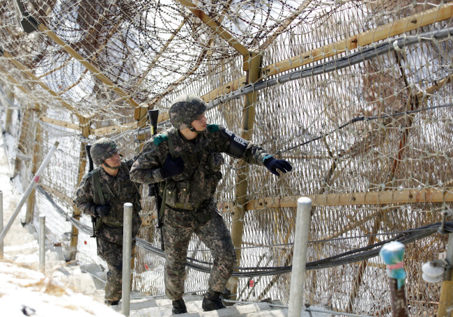 South Korean soldiers patrol the inter-Korean border.   Yonhap