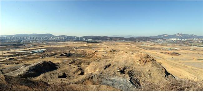 성토작업이 진행되고 있는 다산신도시 진건지구 공사현장. 오는 4월 첫 분양을 시작으로 2018년 말까지 총 3만여 세대를 잇달아 분양한다.
성토작업이 진행되고 있는 다산신도시 진건지구 공사현장. 오는 4월 첫 분양을 시작으로 2018년 말까지 총 3만여 세대를 잇달아 분양한다.