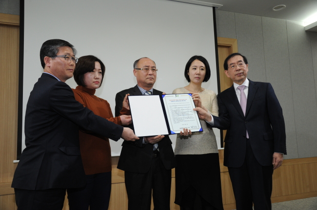 변창흠 SH공사 신임사장(왼쪽 첫 번째)이 박원순 서울시장과 함께 SH공사가 거듭나겠다는 내용의 시민께 드리는 혁신 약속을 발표한 뒤 시민들과 기념촬영을 하고 있다
변창흠 SH공사 신임사장(왼쪽 첫 번째)이 박원순 서울시장과 함께 SH공사가 거듭나겠다는 내용의 시민께 드리는 혁신 약속을 발표한 뒤 시민들과 기념촬영을 하고 있다