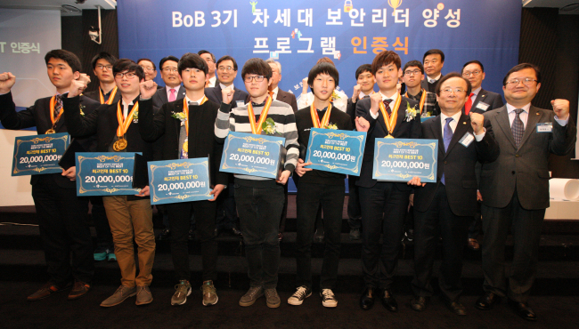 <YONHAP PHOTO-2076> 제3기 차세대 보안리더 양성 프로그램 인증식 (서울=연합뉴스) 12일 오후 서울 강남구 삼정호텔에서 열린 '제3기 차세대 보안리더 양성(BOB) 프로그램 인증식'에서 최재유 미래창조과학부 제2차관과 유준상 한국정보기술연구원장 등 참석자들이 인증서 수여자들과 기념촬영 하고 있다. BOB는 정보통신(IT) 보안에 재능있는 보안영재들을 최고의 화이트해커로 양성하는 프로그램으로, 8개월간 강의와 실습 및 현직 보안 전문가를 멘토로 구성해 정보보안 난제 해결을 위한 프로젝트를 수행하는 방식으로 진행된다. 2015.3.12 << 미래창조과학부 제공 >> photo@yna.co.kr/2015-03-12 16:35:14/ <저작권자 ⓒ 1980-2015 ㈜연합뉴스. 무단 전재 재배포 금지.>
<YONHAP PHOTO-2076> 제3기 차세대 보안리더 양성 프로그램 인증식 (서울=연합뉴스) 12일 오후 서울 강남구 삼정호텔에서 열린 '제3기 차세대 보안리더 양성(BOB) 프로그램 인증식'에서 최재유 미래창조과학부 제2차관과 유준상 한국정보기술연구원장 등 참석자들이 인증서 수여자들과 기념촬영 하고 있다. BOB는 정보통신(IT) 보안에 재능있는 보안영재들을 최고의 화이트해커로 양성하는 프로그램으로, 8개월간 강의와 실습 및 현직 보안 전문가를 멘토로 구성해 정보보안 난제 해결을 위한 프로젝트를 수행하는 방식으로 진행된다. 2015.3.12 << 미래창조과학부 제공 >> photo@yna.co.kr/2015-03-12 16:35:14/ <저작권자 ⓒ 1980-2015 ㈜연합뉴스. 무단 전재 재배포 금지.>
