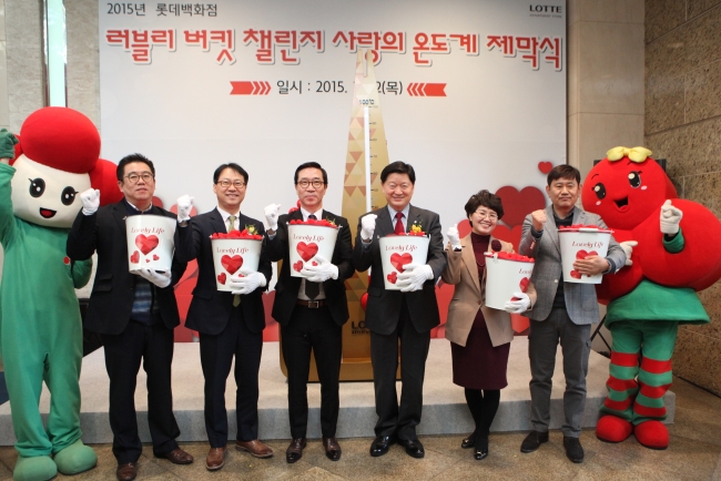 <YONHAP PHOTO-2027> 롯데백화점, 사랑의 온도계 제막식 (서울=연합뉴스) 12일 서울 중구 롯데백화점 본점 정문 앞에서 열린 '사랑의 온도계' 제막식에서 최창식 중구청장, 김창락 롯데백화점 영업본부장 등 참석자들이 기념 촬영을 하고 있다. 롯데백화점은 오는 10월까지 임직원들의 릴레이 봉사활동을 통해 어려운 이웃을 지원하는 '러블리 버킷 챌린지' 캠페인을 진행한다. 이번 캠페인에서 직원들은 다양한 계층을 대상으로 3만 6천 시간의 봉사활동을 목표로 하며, 본점 정문 앞에 설치된 사랑의 온도계에 봉사활동 시간이 눈금으로 기록될 예정이다. 2015.3.12 << 롯데백화점 제공 >> photo@yna.co.kr/2015-03-12 16:25:58/ <저작권자 ⓒ 1980-2015 ㈜연합뉴스. 무단 전재 재배포 금지.>
<YONHAP PHOTO-2027> 롯데백화점, 사랑의 온도계 제막식 (서울=연합뉴스) 12일 서울 중구 롯데백화점 본점 정문 앞에서 열린 '사랑의 온도계' 제막식에서 최창식 중구청장, 김창락 롯데백화점 영업본부장 등 참석자들이 기념 촬영을 하고 있다. 롯데백화점은 오는 10월까지 임직원들의 릴레이 봉사활동을 통해 어려운 이웃을 지원하는 '러블리 버킷 챌린지' 캠페인을 진행한다. 이번 캠페인에서 직원들은 다양한 계층을 대상으로 3만 6천 시간의 봉사활동을 목표로 하며, 본점 정문 앞에 설치된 사랑의 온도계에 봉사활동 시간이 눈금으로 기록될 예정이다. 2015.3.12 << 롯데백화점 제공 >> photo@yna.co.kr/2015-03-12 16:25:58/ <저작권자 ⓒ 1980-2015 ㈜연합뉴스. 무단 전재 재배포 금지.>