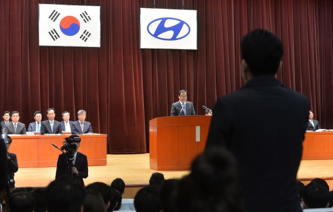 13일 오전 서울 양재동 현대자동차 사옥에서 현대자동차 주주총회가 열렸다. 김충호 현대자동차 대표인사가 주주의 발언을 듣고 있다.<br />이상섭 기자. babtong@heraldcorp.com
삼성전자와 LG디스플레이 등  68개 상장사가 13일 일제히 주주총회를 개최해 사외이사 선임등 안건을 처리했다.  사진은 서울 양재동 사옥서 개최된 현대자동차 주총 장면.