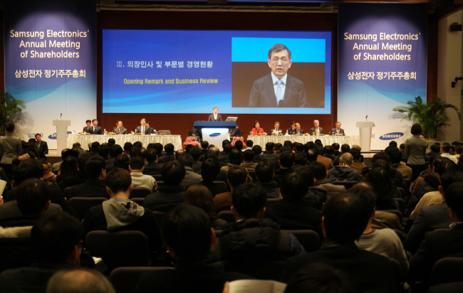 Samsung Electronics vice chairman Kwon Oh-hyun speaks during an annual shareholders’ meeting at the company’s headquarters on Friday.   Samsung Electronics