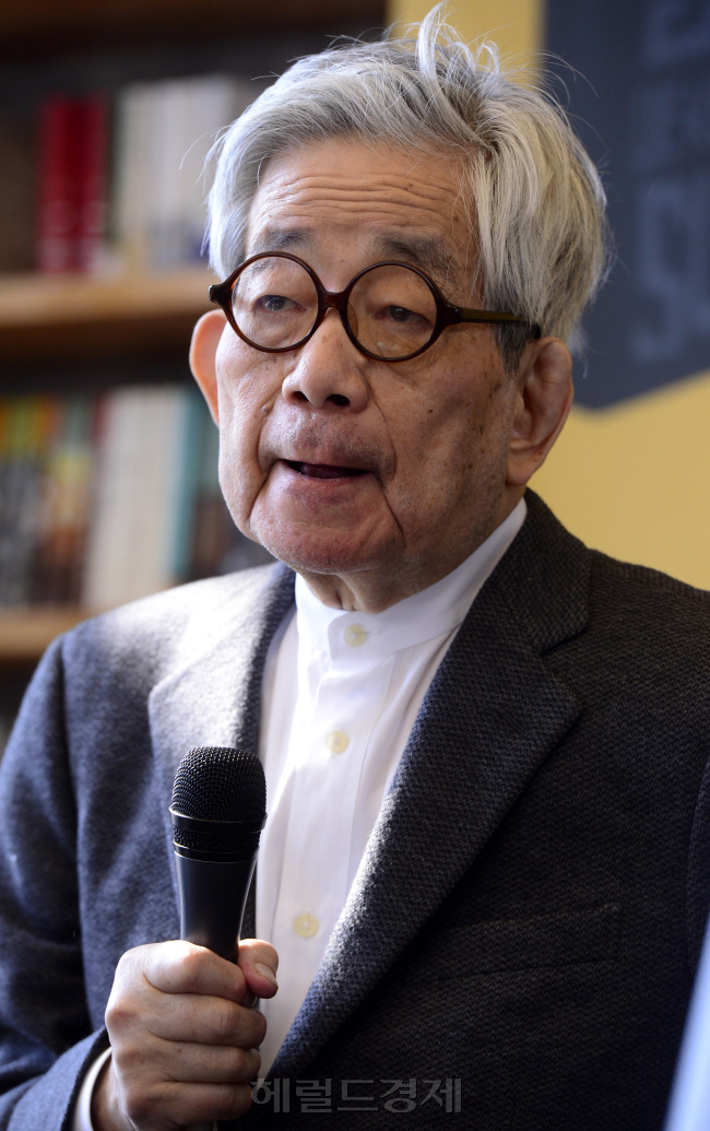 [헤럴드경제=박해묵 기자] 1994년 노벨 문학상 수상 작가이며 일본을 대표하는 문인이자 지식인인 오에 겐자부로가 13일 오전 서울 서교동의 한 카페에서 장편소설 '익사'의  국내 출간기념 기자간담회를 가지고 있다. <br /><br />오에 겐자부로는 과거사 부정과 우경화, 헌법 개정 등을 추진하는 아베 총리에 대해 신랄한 비판의 목소리를 제기해 일본의 양심적 지식인으로 꼽히고 있다.
[헤럴드경제=박해묵 기자] 1994년 노벨 문학상 수상 작가이며 일본을 대표하는 문인이자 지식인인 오에 겐자부로가 13일 오전 서울 서교동의 한 카페에서 장편소설 '익사'의  국내 출간기념 기자간담회를 가지고 있다.
오에 겐자부로는 과거사 부정과 우경화, 헌법 개정 등을 추진하는 아베 총리에 대해 신랄한 비판의 목소리를 제기해 일본의 양심적 지식인으로 꼽히고 있다.
[헤럴드경제=박해묵 기자] 1994년 노벨 문학상 수상 작가이며 일본을 대표하는 문인이자 지식인인 오에 겐자부로가 13일 오전 서울 서교동의 한 카페에서 장편소설 '익사'의  국내 출간기념 기자간담회를 가지고 있다.
오에 겐자부로는 과거사 부정과 우경화, 헌법 개정 등을 추진하는 아베 총리에 대해 신랄한 비판의 목소리를 제기해 일본의 양심적 지식인으로 꼽히고 있다.