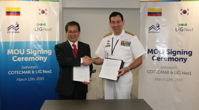 LIG Nex1 CEO Lee Hyo-koo (left) poses with Rear Adm. Jorge Enrique Carreno Moreno, president of Colombia’s Cotecmar corporation, after agreeing to develop and provide LIG’s weapon systems for Cotecmar’s coastal patrol boats.   Yonhap