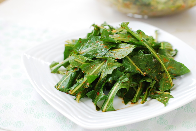 Dandelion salad (mindeulle muchim) (Korean Bapsang)