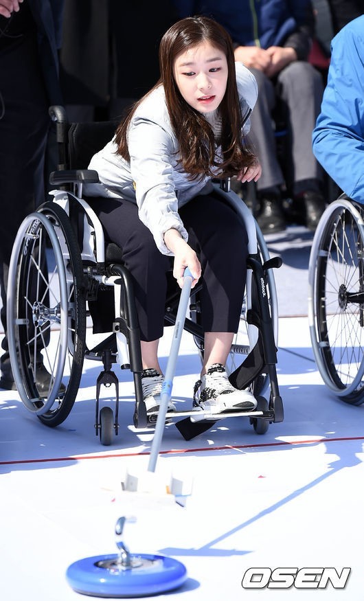 김연아, 패럴림픽 성공위해 휠체어컬링 체험 “힘든 생활 공감해”