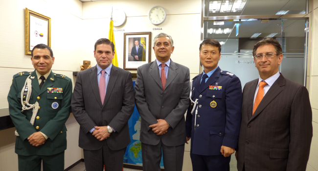 From left: Colombian Defense Attache Col. Gonzalo Herrera Cepeda, Colombian Defense Minister Juan Carlos Pinzon, Colombian Ambassador to Korea Tito Saul Pinilla, Korean Defense Attache Lt. Col. Jung Chang-woo and Colombian Deputy Head of Mission Manuel Solano pose at the Colombian Embassy in Seoul on Thursday.   Joel Lee/The Korea Herald