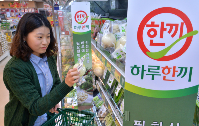 유통가에 ‘한끼 식품’ 바람이 거세게 불고 있다. 한끼 식품은 어제 오늘의 얘기는 아니지만, 최근 들어 1인가구 증가와 알뜰 소비 바람에 힘입어 한끼 제품 구매가 대세를 이루고 있다. 계란 1개, 양파 한쪽 등을 사는 식이다. 롯데슈퍼에서 고객이 한끼 식품을 사고 있다. 이상섭 기자/babtong@heraldcorp.com