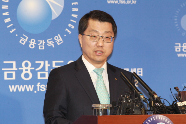 진웅섭 금융감독원장은 16일 금융사들이 중소기업 대출금리 등을 적기에 인하해줄 것을 주문했다. 기준금리 1% 시대를 맞아 풀릴 것으로 보이는 돈이 실물경제로 흐를 수 있도록 금융사들이 제 역할을 해야한다는 것이다. 진 원장은 이날 임원회의 종료 후 “금융사들이 중소기업 대출금리 등을 적기에 인하함으로써 경제활성화와 소비자 부담 경감에 기여할 수 있도록 독려해 줄 것”을 당부했다.  한석희 기자/hanimomo@