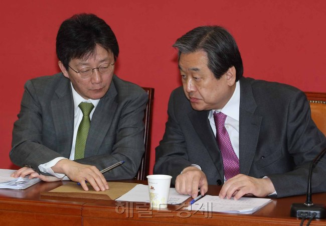 16일 국회에서 열린 새누리당최고위원회의.<br />정희조 기자/checho@heraldcorp.com 150316
16일 국회에서 열린 새누리당최고위원회의.
정희조 기자/checho@heraldcorp.com 150316