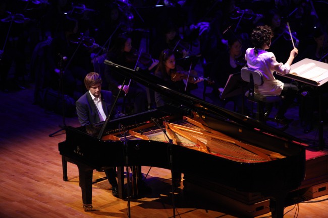 Steve Barakatt performs with the Herald Philharmonic Orchestra at the Seoul Arts Center Concert Hall on March 8.    Rainbow Bridge Story