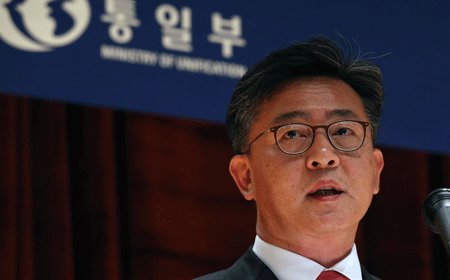Minister of Hong Yong-pyo gives his inauguration speech in Seoul on Monday. (Yonhap)