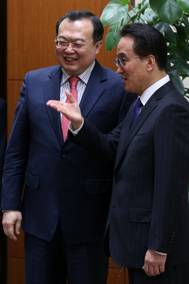 Deputy Foreign Minister Lee Kyung-soo (right) greets Chinese Assistant Foreign Minister Liu Jianchao ahead of their talks at the Foreign Ministry building in Seoul on Monday.    Yonhap