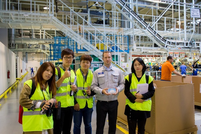 A group of college student reporters pose during their visit to Hyundai Motor’s factory in the Czech Republic last year. Hyundai Motor said Monday it started recruiting student reporters who will be given a chance to visit the company’s overseas factories for news coverage.   Hyundai Motor