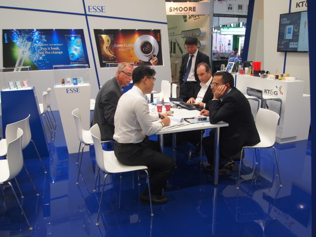 KT&G officials consult international buyers at InterTabac, the world’s leading trade fair for tobacco products and smoking accessories, in Dortmund, Germany. (KT&G)