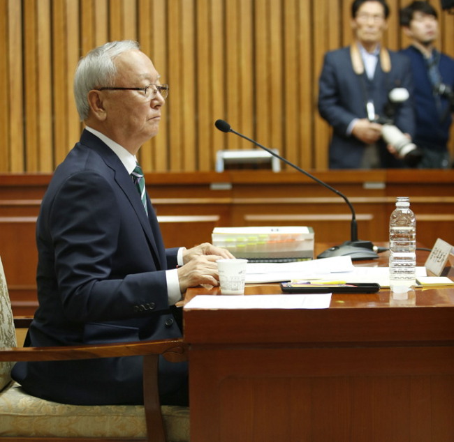 Lee Byung-ho, who was nominated to serve as the nation’s next spy chief last month, answers questions from lawmakers at his confirmation hearing at the National Assembly on Monday. (Yonhap)