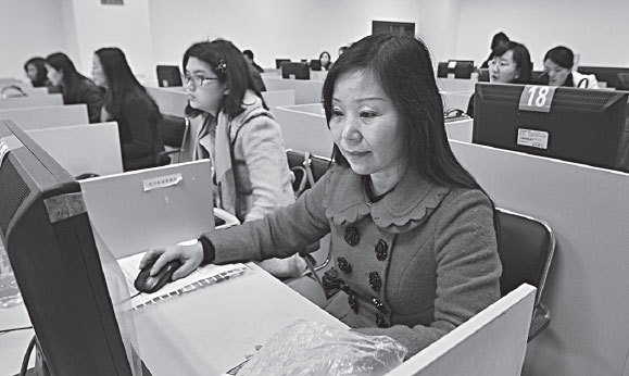 Female staff from maritime affairs organizations concentrate on computers during a training clinic in Changsha, Hunan province.   China Daily