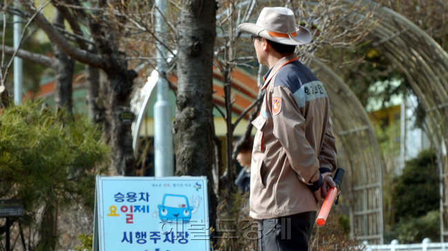 서울 마포구 한 초등학교에서 학교보안관이 근무를 하고 있다. 김명섭 기자 msiron@heraldcorp.com