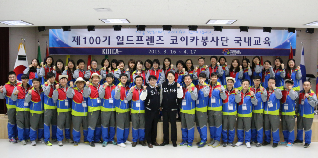 <YONHAP PHOTO-1740> 코이카 해외봉사단 100기 (서울=연합뉴스) 왕길환 기자 = 정부 무상원조 전담기관인 한국국제협력단(코이카)의 월드프렌즈(WFK) 영월교육원이 문을 열었다. 정식 개원은 5월로 예정돼 있지만 코이카 해외봉사단 100기가 16일 오후 처음으로 이곳에서 입교식을 열고 교육훈련을 받으면서 본격적으로 업무가 시작됐다. 이들은 이날 입교식을 시작으로 앞으로 33일 동안 봉사활동에 필요한 전문 교육을 받고 12개 개발도상국으로 뿔뿔이 흩어져 2년 동안 봉사를 할 예정이다. 100기 단원들이 기념 촬영을 하고 있다. 2015.3.16 << 코이카 제공 >> ghwang@yna.co.kr/2015-03-16 17:02:16/ <저작권자 ⓒ 1980-2015 ㈜연합뉴스. 무단 전재 재배포 금지.>
<YONHAP PHOTO-1740> 코이카 해외봉사단 100기 (서울=연합뉴스) 왕길환 기자 = 정부 무상원조 전담기관인 한국국제협력단(코이카)의 월드프렌즈(WFK) 영월교육원이 문을 열었다. 정식 개원은 5월로 예정돼 있지만 코이카 해외봉사단 100기가 16일 오후 처음으로 이곳에서 입교식을 열고 교육훈련을 받으면서 본격적으로 업무가 시작됐다. 이들은 이날 입교식을 시작으로 앞으로 33일 동안 봉사활동에 필요한 전문 교육을 받고 12개 개발도상국으로 뿔뿔이 흩어져 2년 동안 봉사를 할 예정이다. 100기 단원들이 기념 촬영을 하고 있다. 2015.3.16 << 코이카 제공 >> ghwang@yna.co.kr/2015-03-16 17:02:16/ <저작권자 ⓒ 1980-2015 ㈜연합뉴스. 무단 전재 재배포 금지.>