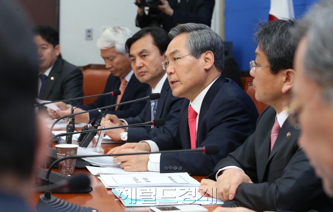 10일 국회에서 열린 새정치민주연합 원내대책회의. 우윤근 원내대표가 회의를 주재하고 있다. 정희조 기자/checho@heraldcorp.com