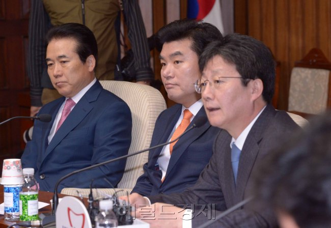 새누리당 유승민 원내대표가 17일 국회에서 열린 원내대책회의에서 모두발언을 하고 있다. 유 원내대표는 이날 박근혜 대통령과 여야 대표의 청와대 회동과 관련, “공무원연금 개혁과 같은 당면한 국가적 현안에 대해 정치적 이해득실을 떠나 국가의 먼 장래를 보고 큰 방향에 공감대를 형성하고 합의를 이끌어 주면 좋겠다”고 말했다. 정희조 기자/checho@heraldcorp.com