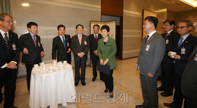 박대통령 영상국무회의 주재  박근혜 대통령이 17일 오전 청와대 위민관 영상국무회의실에서 열린 국무회의에 앞서 국무위원들과 환담하고 있다. 박현구 기자/phko@healdcorp.com
