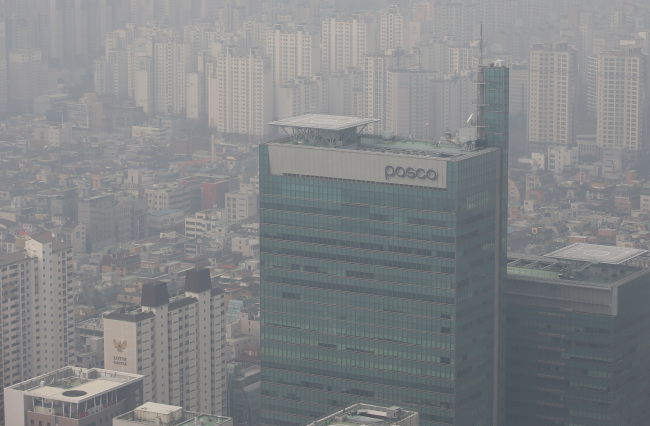 <YONHAP PHOTO-0995> 희뿌연 연무에 휩싸인 포스코 (서울=연합뉴스) 임헌정 기자 = 포스코를 필두로 한 검찰발 대기업 사정이 동부그룹 등 전방위로 확산할 조짐을 보이는 가운데 과거부터 사정 당국의 내사를 받아오던 일부 기업들은 불안감을 감추지 못하고 있다. 박근혜 정부 집권 3년차에 부정부패 척결 차원의 대규모 수사가 시작되자 해당 기업 관계자들은 경제상황이 가뜩이나 어려운 마당에 사정의 칼끝이 다방면으로 확산되는 듯한 모양으로 전개되자 당황하는 빛이 역력하다. 사진은 17일 서울 대치동 포스코 본사 사옥의 모습으로 희뿌연 연무가 건물 주변을 둘러싸고 있다. 2015.3.17 kane@yna.co.kr/2015-03-17 13:45:18/ <저작권자 ⓒ 1980-2015 ㈜연합뉴스. 무단 전재 재배포 금지.>
POSCO’s offices in southern Seoul.   Yonhap