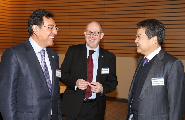 Hyundai Motor president Chung Jin-haeng (right) and Samir Brikho, CEO of Amec Foster Wheeler (left), talk before the 2015 Korea-U.K. CEO Forum on Tuesday.   FKI