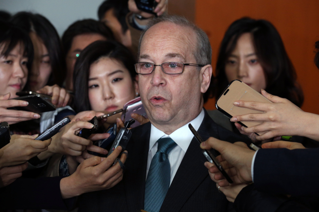 U.S. Assistant Secretary of State for East Asian and Pacific Affairs Daniel Russel speaks to reporters after talks with Deputy Foreign Minister Lee Kyung-soo in Seoul on Tuesday.   Yonhap