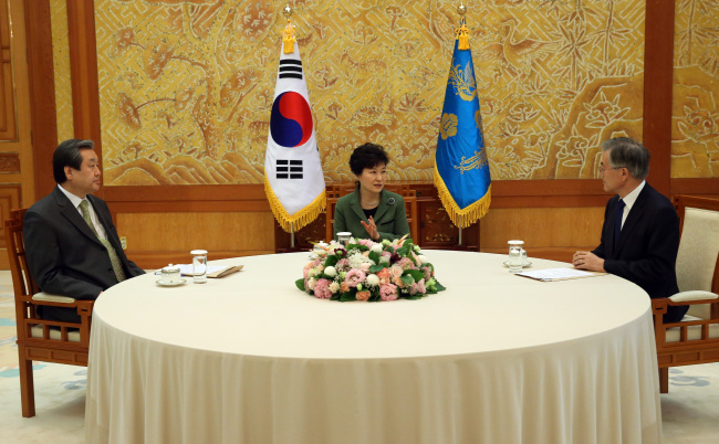 President Park Geun-hye talks with New Politics Alliance for Democracy chairman Moon Jae-in (right) and Saenuri Party leader Kim Moo-sung at Cheong Wa Dae on Tuesday.    Yonhap