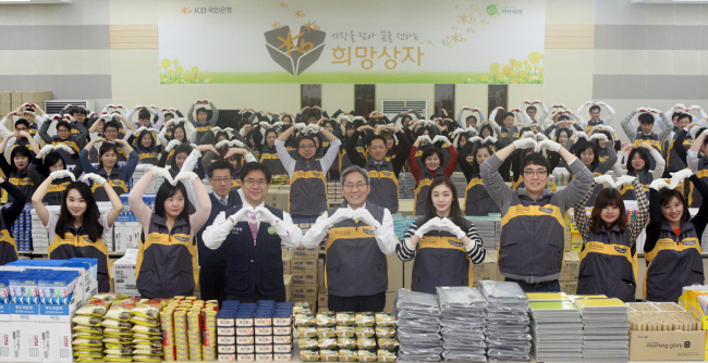 <YONHAP PHOTO-1581> KB국민은행, 희망상자 나눔 봉사활동 실시 (서울=연합뉴스) 17일 오후 서울 여의도 KB국민은행 본점에서 열린 국내 청소년들의 꿈을 지원하는 '희망상자' 제작 행사에서 윤종규 KB국민은행장과 유원식 한국국제기아대책기구 회장, 김연아 선수 등이 기념 촬영을 하고 있다. 2015.3.17 << KB국민은행 제공 >> photo@yna.co.kr/2015-03-17 16:29:23/ <저작권자 ⓒ 1980-2015 ㈜연합뉴스. 무단 전재 재배포 금지.>
<YONHAP PHOTO-1581> KB국민은행, 희망상자 나눔 봉사활동 실시 (서울=연합뉴스) 17일 오후 서울 여의도 KB국민은행 본점에서 열린 국내 청소년들의 꿈을 지원하는 '희망상자' 제작 행사에서 윤종규 KB국민은행장과 유원식 한국국제기아대책기구 회장, 김연아 선수 등이 기념 촬영을 하고 있다. 2015.3.17 << KB국민은행 제공 >> photo@yna.co.kr/2015-03-17 16:29:23/ <저작권자 ⓒ 1980-2015 ㈜연합뉴스. 무단 전재 재배포 금지.>