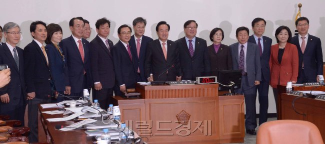 18일 국회에서 열린 정치개혁 특별위원회 1차회의에서 특위에 참석한 위원들이 함께 포즈를 취하고 있다.<br />정희조 기자/checho@heraldcorp.com 150318
18일 국회에서 열린 정치개혁 특별위원회 1차회의에서 특위에 참석한 위원들이 함께 포즈를 취하고 있다.
정희조 기자/checho@heraldcorp.com 150318