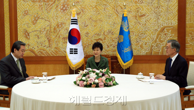 박근혜 대통령, 김무성,문재인 대표와 회동<br />박근혜 대통령이 17일 오후 청와대에서 새누리당 김무성 대표, 새정치민주연합 문재인 대표와 만나 인사말을 나누고 있다.2015.3.17.<청와대사진기자단/박현구 기자phko@
박근혜 대통령, 김무성,문재인 대표와 회동
박근혜 대통령이 17일 오후 청와대에서 새누리당 김무성 대표, 새정치민주연합 문재인 대표와 만나 인사말을 나누고 있다.2015.3.17.<청와대사진기자단/박현구 기자phko@