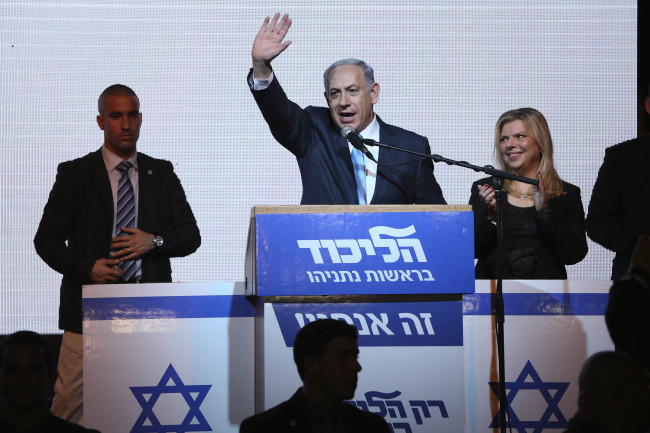 Israeli Prime Minister Benjamin Netanyahu delivers a speech to supporters at his party’s headquarters in Tel Aviv on Wednesday.    AP-Yonhap