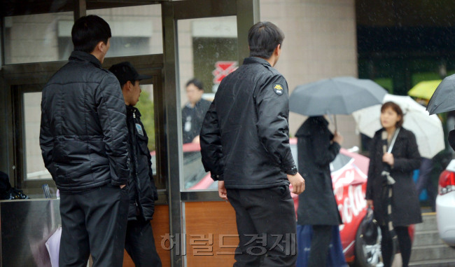 범죄에 연루되는 사회복무요원(구 공익근무요원)들이 끊이지 않는 가운데 이 때문에 ‘공익 출신’들이 더 안좋은 이미지의 주홍글씨에서 벗어나기 힘들다는 지적이 나오고 있다. 사진은 18일 오후 서울의  한 기관에서 사회복무요원들이 근무를 서고 있다. 김명섭 기자/msiron@