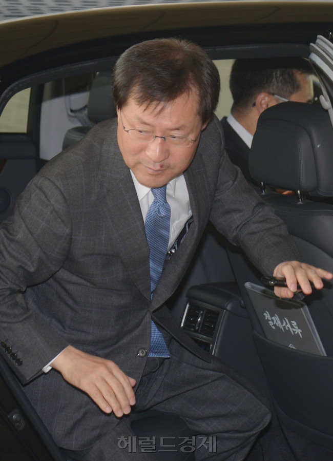 검찰이 해외자원개발, 방위사업 관련 비리, 포스코건설 비자금 의혹 등 사정칼날을 전방위로 확대하고 있는 가운데 19일 오전 김진태 검찰총장이 서울 서초동 대검찰청으로 출근하고 있다. 김명섭 기자/msiron@