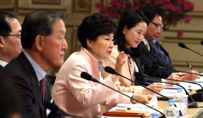 President Park Geun-hye speaks at a meeting to promote trade and investment at Cheong Wa Dae on Thursday.    Yonhap