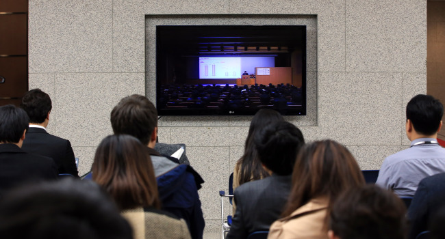 LG Electronics’ shareholders meeting is shown on a TV screen at the company’s Seoul headquarters in Yeouido, western Seoul, on Thursday.   Yonhap