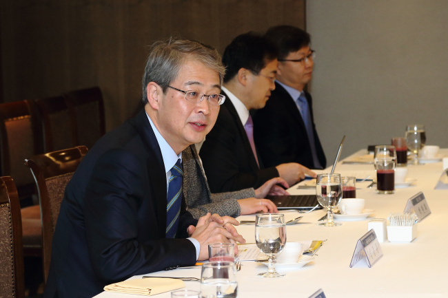 임종룡 금융위원장은 20일 오전 서울 프레스클럽에서 첫 금요회를 열고 은행과 신용평가사 관계자들로부터 가계대출과 관련한 현장 목소리를 들었다. 이날 금요회에는 조동근 명지대 교수, KB국민은행과 신한은행 등 은행권 가계여신 관계자, 무디스와 NICE 등 신용평가사 관계자, 금융감독원과 주택금융공사 관계자 등 14명이 참석했다. [사진제공=금융위]
