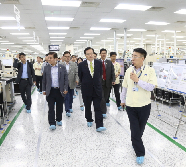 <YONHAP PHOTO-2949> 베트남 삼성전자 휴대전화 공장 시찰하는 정의화 국회의장 (서울=연합뉴스) 베트남을 공식 방문 중인 정의화 국회의장이 19일 베트남 박닝성 옌퐁현의 삼성전자 휴대전화 공장을 시찰하고 있다. 2015.3.19 << 국회 제공 >> photo@yna.co.kr/2015-03-19 19:20:34/ <저작권자 ⓒ 1980-2015 ㈜연합뉴스. 무단 전재 재배포 금지.>
<YONHAP PHOTO-2949> 베트남 삼성전자 휴대전화 공장 시찰하는 정의화 국회의장 (서울=연합뉴스) 베트남을 공식 방문 중인 정의화 국회의장이 19일 베트남 박닝성 옌퐁현의 삼성전자 휴대전화 공장을 시찰하고 있다. 2015.3.19 << 국회 제공 >> photo@yna.co.kr/2015-03-19 19:20:34/ <저작권자 ⓒ 1980-2015 ㈜연합뉴스. 무단 전재 재배포 금지.>